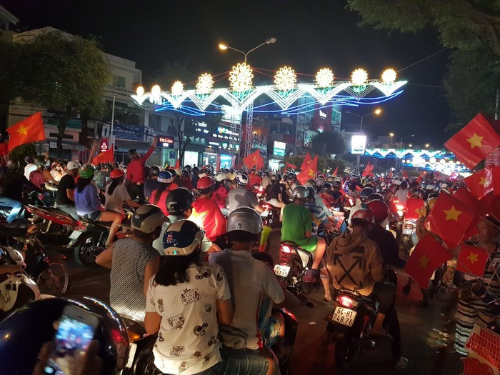 Triệu người xuống đường mừng tuyển Việt Nam vô địch AFF Cup 2018 ảnh 26