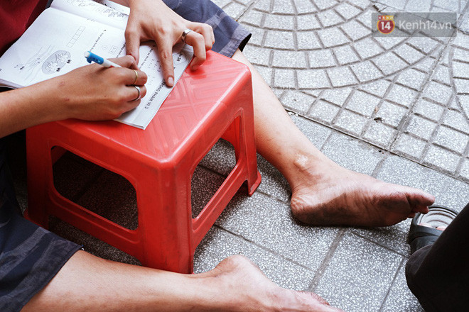 "Lớp học" đáng yêu trên vỉa hè: Một bác bảo vệ vừa giữ xe vừa dạy chữ cho cậu nhóc bán hàng rong ở Sài Gòn - Ảnh 6. "Lớp học" đáng yêu trên vỉa hè: Một bác bảo vệ vừa giữ xe vừa dạy chữ cho cậu nhóc bán hàng rong ở Sài Gòn - Ảnh 6.