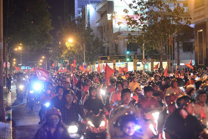 Triệu người xuống đường mừng tuyển Việt Nam vô địch AFF Cup 2018 ảnh 5