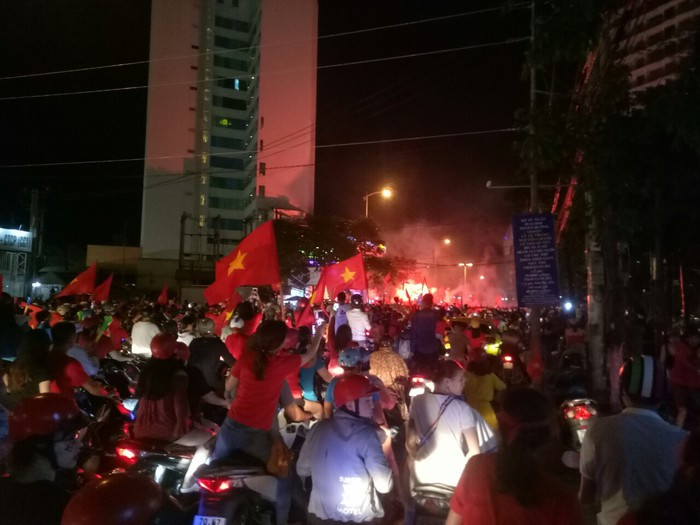 Triệu người xuống đường mừng tuyển Việt Nam vô địch AFF Cup 2018 ảnh 6