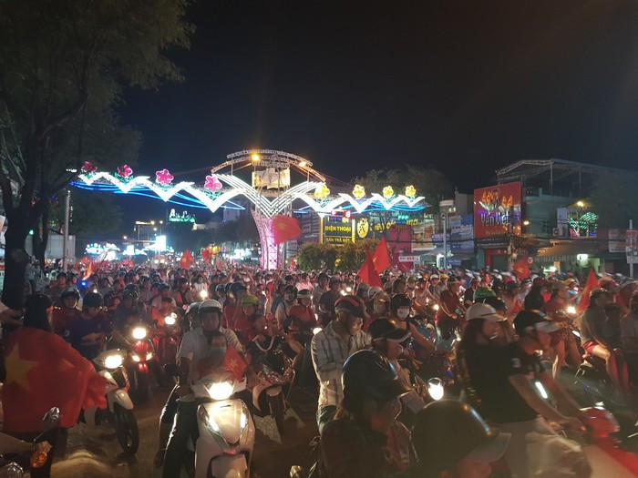 Triệu người xuống đường mừng tuyển Việt Nam vô địch AFF Cup 2018 ảnh 25