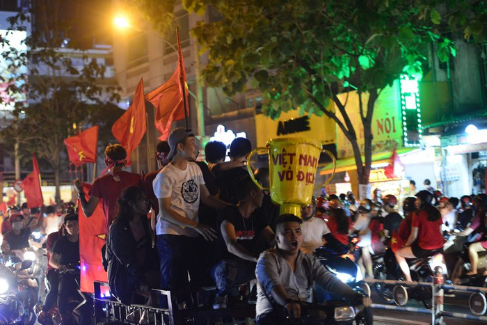 Triệu người xuống đường mừng tuyển Việt Nam vô địch AFF Cup 2018 ảnh 4