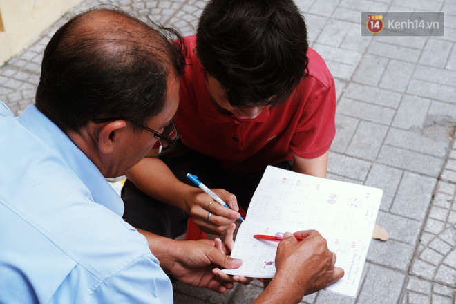 "Lớp học" đáng yêu trên vỉa hè: Một bác bảo vệ vừa giữ xe vừa dạy chữ cho cậu nhóc bán hàng rong ở Sài Gòn - Ảnh 6. "Lớp học" đáng yêu trên vỉa hè: Một bác bảo vệ vừa giữ xe vừa dạy chữ cho cậu nhóc bán hàng rong ở Sài Gòn - Ảnh 6.