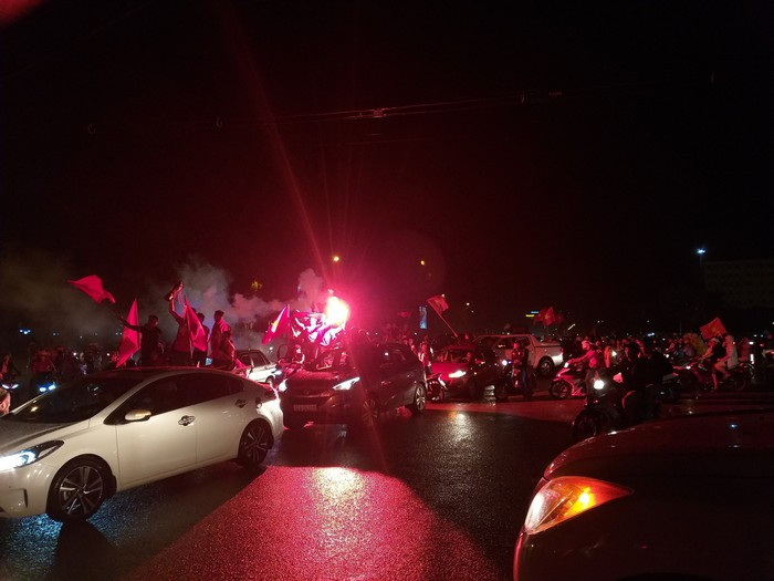 Triệu người xuống đường mừng tuyển Việt Nam vô địch AFF Cup 2018 ảnh 14