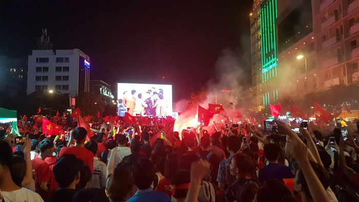 Triệu người xuống đường mừng tuyển Việt Nam vô địch AFF Cup 2018 ảnh 19