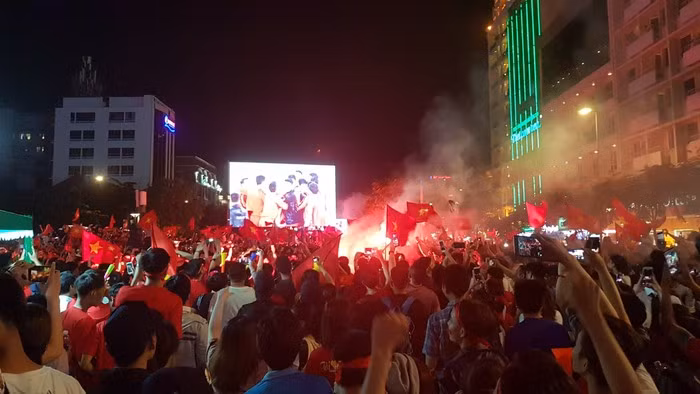 Triệu người xuống đường mừng tuyển Việt Nam vô địch AFF Cup 2018 ảnh 19 Triệu người xuống đường mừng tuyển Việt Nam vô địch AFF Cup 2018 ảnh 19