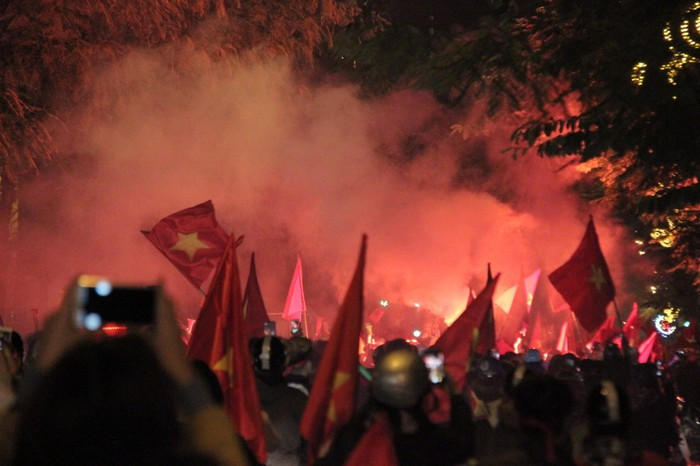 Triệu người xuống đường mừng tuyển Việt Nam vô địch AFF Cup 2018 ảnh 9