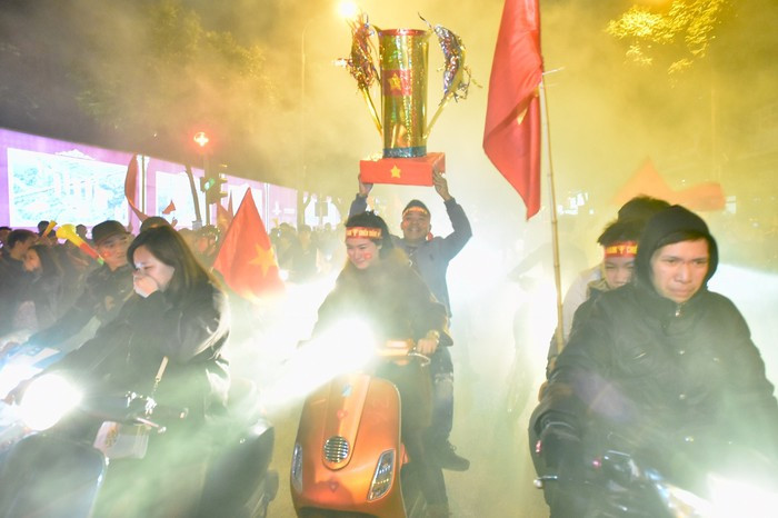 Triệu người xuống đường mừng tuyển Việt Nam vô địch AFF Cup 2018 ảnh 7