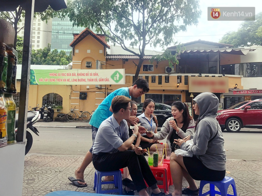 Lớp học đáng yêu trên vỉa hè: Một bác bảo vệ vừa giữ xe vừa dạy chữ cho cậu nhóc bán hàng rong ở Sài Gòn - Ảnh 3. Lớp học đáng yêu trên vỉa hè: Một bác bảo vệ vừa giữ xe vừa dạy chữ cho cậu nhóc bán hàng rong ở Sài Gòn - Ảnh 3.