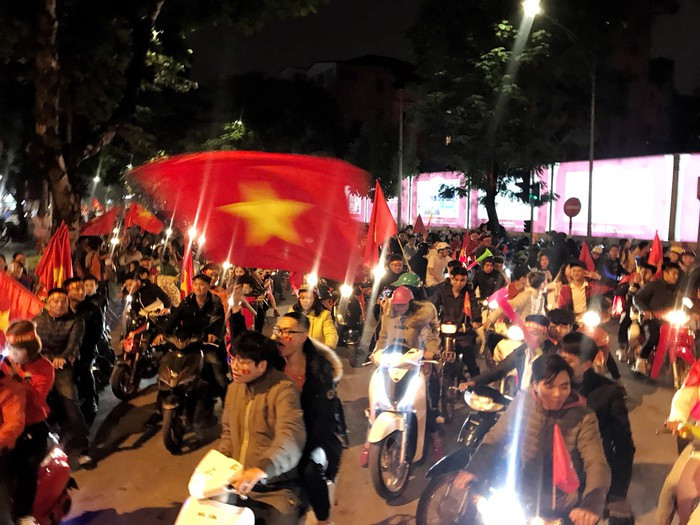 Triệu người xuống đường mừng tuyển Việt Nam vô địch AFF Cup 2018 ảnh 33