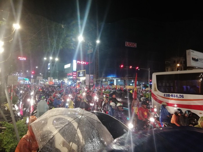Triệu người xuống đường mừng tuyển Việt Nam vô địch AFF Cup 2018 ảnh 16