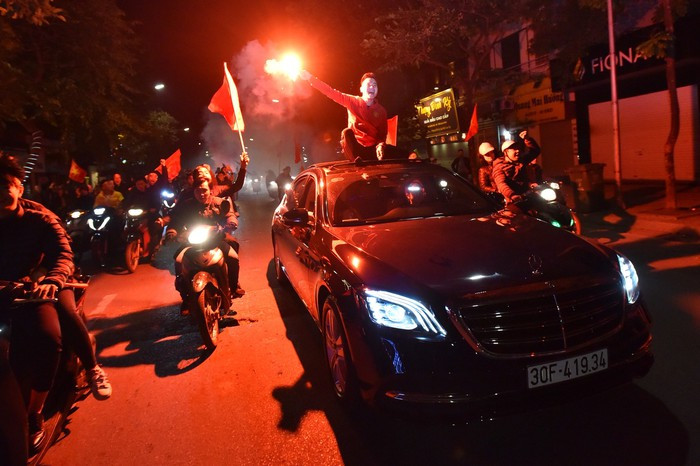 Triệu người xuống đường mừng tuyển Việt Nam vô địch AFF Cup 2018 ảnh 8