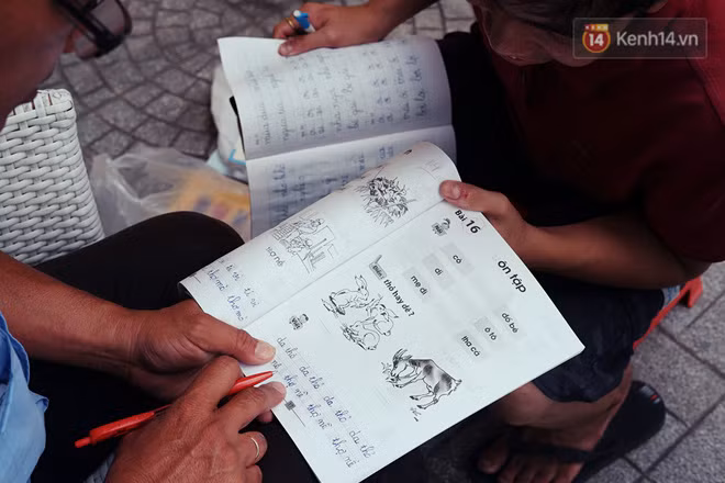 "Lớp học" đáng yêu trên vỉa hè: Một bác bảo vệ vừa giữ xe vừa dạy chữ cho cậu nhóc bán hàng rong ở Sài Gòn - Ảnh 6.