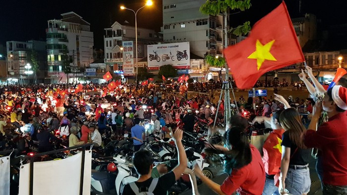 Triệu người xuống đường mừng tuyển Việt Nam vô địch AFF Cup 2018 ảnh 1
