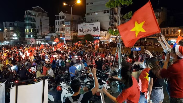 Triệu người xuống đường mừng tuyển Việt Nam vô địch AFF Cup 2018 ảnh 1 Triệu người xuống đường mừng tuyển Việt Nam vô địch AFF Cup 2018 ảnh 1