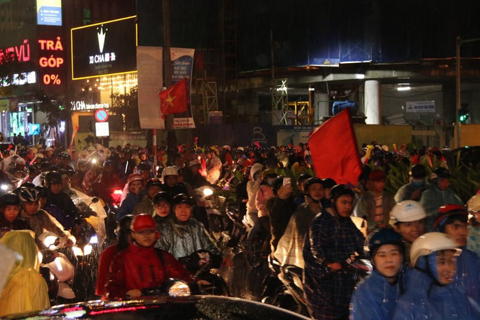 Triệu người xuống đường mừng tuyển Việt Nam vô địch AFF Cup 2018 ảnh 18