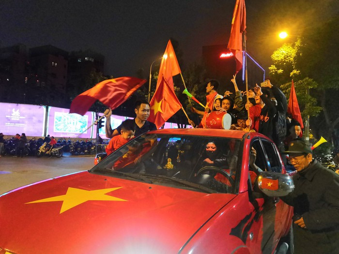 Triệu người xuống đường mừng tuyển Việt Nam vô địch AFF Cup 2018 ảnh 34
