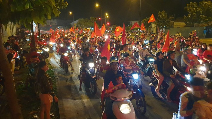 Triệu người xuống đường mừng tuyển Việt Nam vô địch AFF Cup 2018 ảnh 3