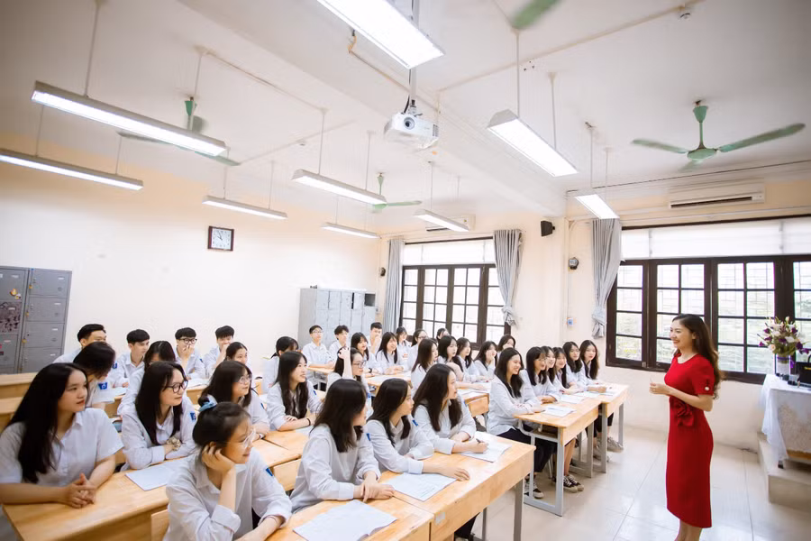 Học trò Trường THPT Phan Đình Phùng trong giờ học Địa lí của cô Trương Thị Ngọc Hà.