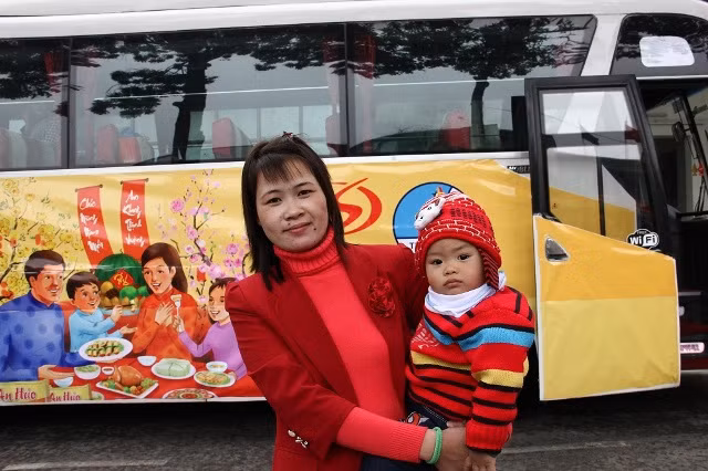 Các nữ công nhân xúc động về quê ăn Tết