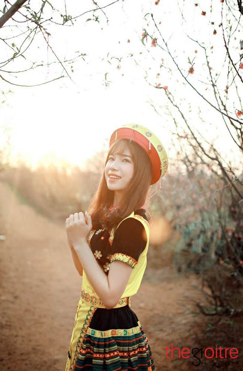 Vẻ đẹp dịu dàng cùng nụ cười rạng ngời khiến cô gái trẻ xinh xắn người dân tộc Mông trông nổi bật giữa nắng xuân. Vẻ đẹp dịu dàng cùng nụ cười rạng ngời khiến cô gái trẻ xinh xắn người dân tộc Mông trông nổi bật giữa nắng xuân.
