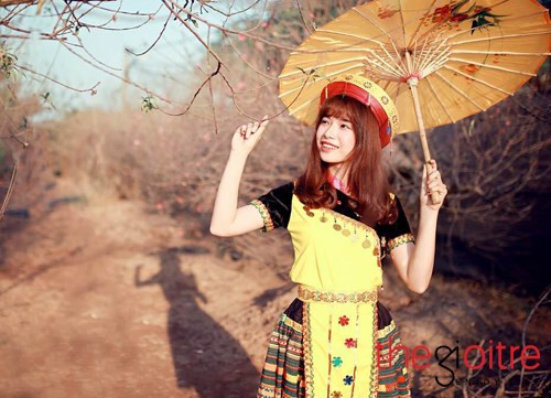 “Hôm nó ở vườn hoa rất đông người, mà mọi người ai cũng mặc váy áo đẹp, áo dài đồng xu hoặc Hanbook. Nên khi thấy mình mặc váy dân tộc, hầu như mọi người đều nhìn, có vài người còn dành lời khen: Con gái dân tộc mà xinh như hot girl thế, hoặc hỏi mình ở dân tộc nào”- Diệu Huyền hào hứng kể lại. “Hôm nó ở vườn hoa rất đông người, mà mọi người ai cũng mặc váy áo đẹp, áo dài đồng xu hoặc Hanbook. Nên khi thấy mình mặc váy dân tộc, hầu như mọi người đều nhìn, có vài người còn dành lời khen: Con gái dân tộc mà xinh như hot girl thế, hoặc hỏi mình ở dân tộc nào”- Diệu Huyền hào hứng kể lại.