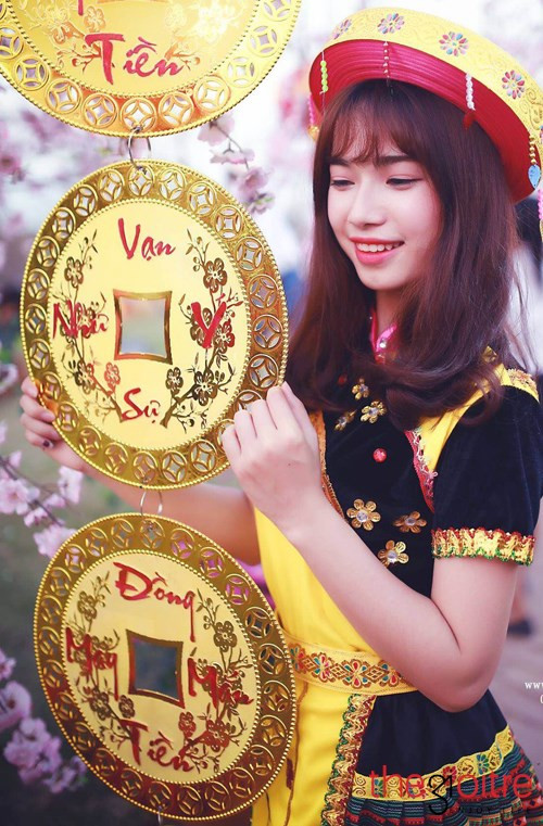 Qua tìm hiểu, cô gái xinh đẹp này tên là Nguyễn Diệu Huyền, hiện đang là sinh viên năm 3, ngành Kế Toán tại trường Đại học Công Đoàn. Qua tìm hiểu, cô gái xinh đẹp này tên là Nguyễn Diệu Huyền, hiện đang là sinh viên năm 3, ngành Kế Toán tại trường Đại học Công Đoàn.