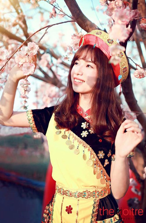 Chia sẻ về bộ ảnh đang được chú ý của mình, Diệu Huyền cho hay: “Khi còn là sinh viên năm thứ nhất, mình là lớp trưởng nên được đi tập huấn ở bản Lác, Mai Châu, Hoà Bình. Được mặc váy dân tộc Mông, hồi đấy mình thích lắm nhưng chưa có máy ảnh chụp lại, cứ tiếc ngẩn ngơ mãi. Năm nay, ngẫu nhiên mình lại quen với bạn nhiếp ảnh tên Hồng Phong (nháy chụp bộ ảnh này ) cậu bạn ở vùng cao, Lào Cai cũng ấp ủ một bộ ảnh váy dân tộc. Tâm đầu ý hợp, mình và Phong đã cùng nhau thực hiện bộ hình”. Chia sẻ về bộ ảnh đang được chú ý của mình, Diệu Huyền cho hay: “Khi còn là sinh viên năm thứ nhất, mình là lớp trưởng nên được đi tập huấn ở bản Lác, Mai Châu, Hoà Bình. Được mặc váy dân tộc Mông, hồi đấy mình thích lắm nhưng chưa có máy ảnh chụp lại, cứ tiếc ngẩn ngơ mãi. Năm nay, ngẫu nhiên mình lại quen với bạn nhiếp ảnh tên Hồng Phong (nháy chụp bộ ảnh này ) cậu bạn ở vùng cao, Lào Cai cũng ấp ủ một bộ ảnh váy dân tộc. Tâm đầu ý hợp, mình và Phong đã cùng nhau thực hiện bộ hình”.