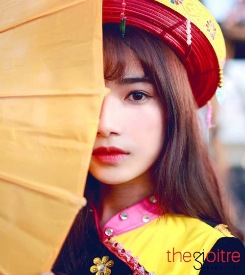 Mới đây, trên các diễn đàn mạng xã hội, cư dân mạng đua nhau chia sẻ những short hình ấn tượng của một cô gái xinh đẹp mặc trang phục người Mông. Mới đây, trên các diễn đàn mạng xã hội, cư dân mạng đua nhau chia sẻ những short hình ấn tượng của một cô gái xinh đẹp mặc trang phục người Mông.