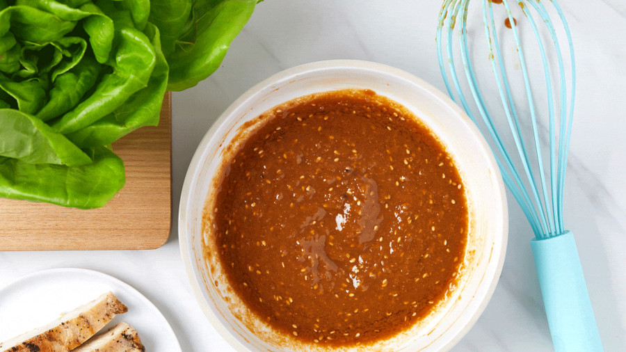 Một cách giúp bạn ăn nhiều rau củ hơn là chấm kèm với tương miso. (Ảnh: ITN).