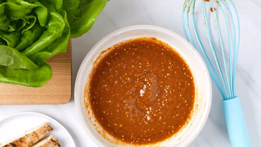 Một cách giúp bạn ăn nhiều rau củ hơn là chấm kèm với tương miso. (Ảnh: ITN).