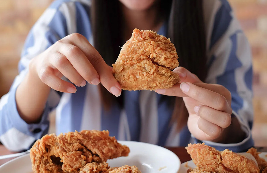 Cho thịt gà là một loại protein linh hoạt và tiện lợi để chế biến, nhưng nếu chế độ ăn uống của bạn không có nhiều loại protein, bạn sẽ mất đi một số chất dinh dưỡng quan trọng. (Ảnh: ITN)