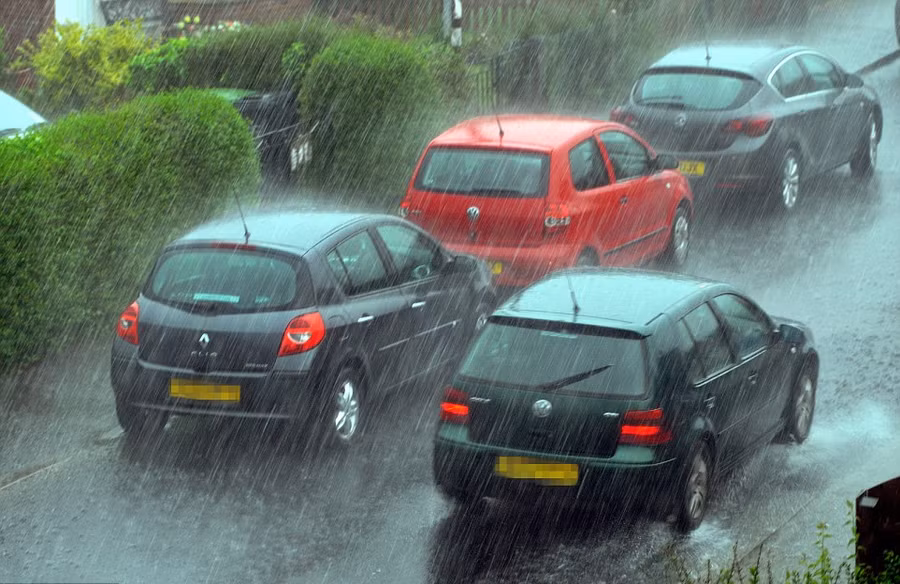 Những vật dụng nhất định cần mang theo khi lái xe thời tiết bão