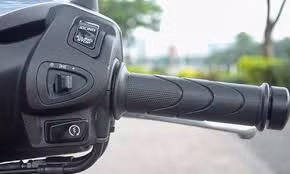 Bé gái 3 tuổi vặn tay ga xe máy ngã gãy xương đùi