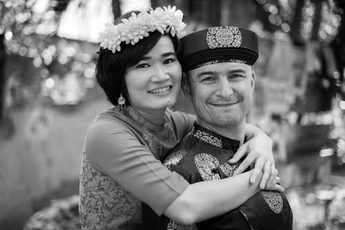 Ngân và Simon tổ chức một lễ cưới rất nhỏ, không đón dâu, không nhận quà. Với họ, hôn nhân chỉ là bước chuyển tiếp khi cả hai đã chắc chắn về tình cảm, chứ không phải là sự bắt buộc gắn kết mãi mãi. Ngân và Simon tổ chức một lễ cưới rất nhỏ, không có đón dâu, không nhận quà. Với họ, hôn nhân chỉ là một bước chuyển tiếp giai đoạn sau khi cả hai đã chắc chắn về tình cảm mình dành cho nhau, chứ không phải là sự bắt buộc gắn kết mãi mãi. Một người chồng chỉ đơn giản là bạn đời đi cùng cho đến khi nào có thể mà thôi