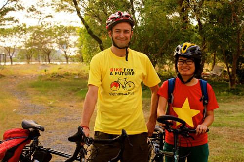 Đôi uyên ương trước khi lên đường đạp xe từ Việt Nam sang Paris những ngày cuối năm 2014. Đôi uyên ương trước khi lên đường.