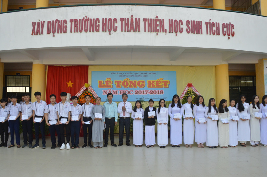 Khen thưởng học sinh đạt thành tích cao