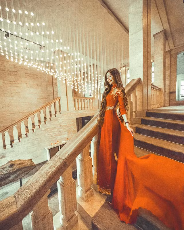  Nữ blogger gốc Việt rất tự hào về quê hương của mình, và thường xuyên chia sẻ những hình ảnh mặc áo dài truyền thống, viết post trên mạng xã hội bằng tiếng Việt. 