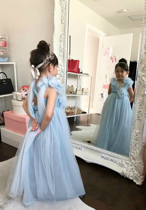 Trên trang cá nhân, chị Hà Trương cho thấy chị và con gái đều yêu thời trang.