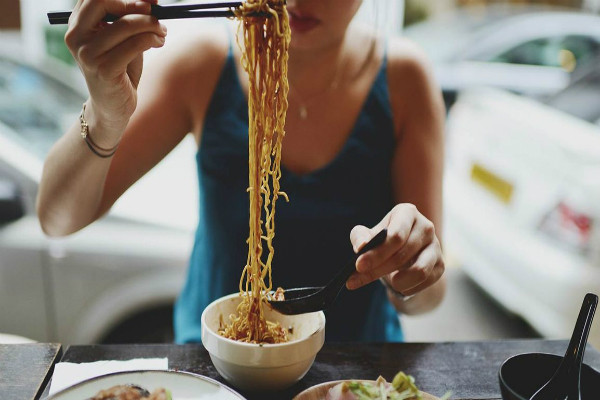 Bữa ăn sáng có thể không quan trọng bằng chế độ ăncân bằng giữa ba bữa trong một ngày. Ảnh: HL