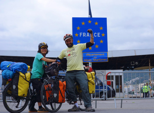 Kim Ngân khát khao viết sách, Simon muốn đạp xe tuyên truyền về biến đổi khí hậu. Những đam mê khác nhau đã gặp nhau trên một con đường. Trong ảnh là điểm cuối trên hành trình đạp xe từ Việt Nam tới Paris của họ. Kim Ngân khát khao viết sách, Simon muốn đạp xe tuyên truyền về biến đổi khí hậu. Những đam mê khác nhau đã gặp nhau trên một con đường. Trong ảnh là điểm cuối trên hành trình đạp xe từ Việt Nam tới Paris của họ.