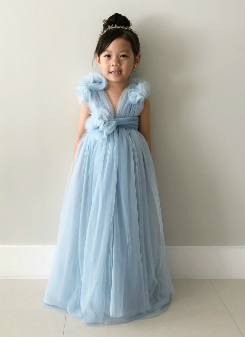 Cô con gái rất phấn khích với chiếc váy do chính tay mẹ làm cho.