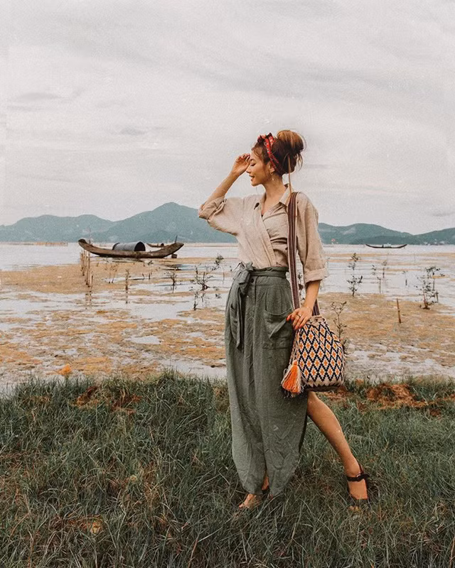  Một khoảnh khắc của Sarah Trần tại Huế. Cô cho biết do thời tiết mùa hè ở Huế khá nóng, nên cô chọn kiểu tóc búi gọn gàng thay vì xõa suối tóc dài thướt tha như thường lệ. 