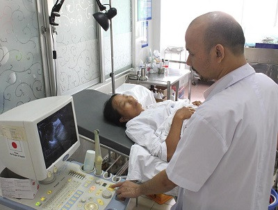 BS CKII Nguyễn Văn Thắng thăm khám cho bệnh nhân BS CKII Nguyễn Văn Thắng thăm khám cho bệnh nhân