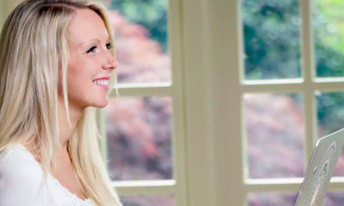 Từ tình cảnh khó khăn lúc mang thai, chị Sara Lou-Ann Jones đã tìm ra hướng đi mới cho đời mình. Từ tình cảnh khó khăn lúc mang thai, chị Sara Lou-Ann Jones đã tìm ra hướng đi mới cho đời mình. Ảnh: Inews.