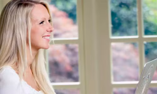 Từ tình cảnh khó khăn lúc mang thai, chị Sara Lou-Ann Jones đã tìm ra hướng đi mới cho đời mình. Từ tình cảnh khó khăn lúc mang thai, chị Sara Lou-Ann Jones đã tìm ra hướng đi mới cho đời mình. Ảnh: Inews.