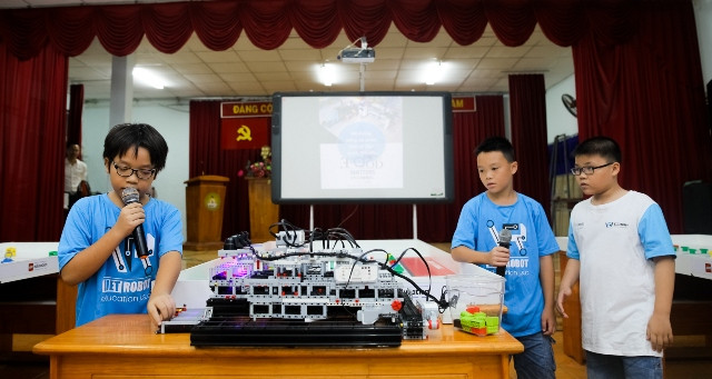 Một đội trình bày dự án của mình tại lễ ra quân Một đội trình bày dự án của mình tại lễ ra quân