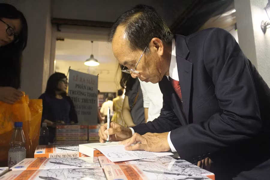 Nhà văn Vũ Thanh ký tặng cho độc giả tại lễ ra mắt 2 bộ tiểu thuyết