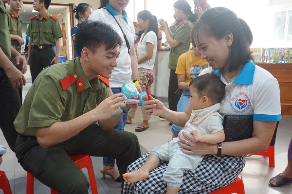 Phạm Quốc Trung trong chuyến đi tình nguyện tại Viện Huyết học và Truyền máu Trung ương. Ảnh: NVCC. Phạm Quốc Trung trong chuyến đi tình nguyện tại Viện Huyết học và Truyền máu Trung ương. Ảnh: NVCC.