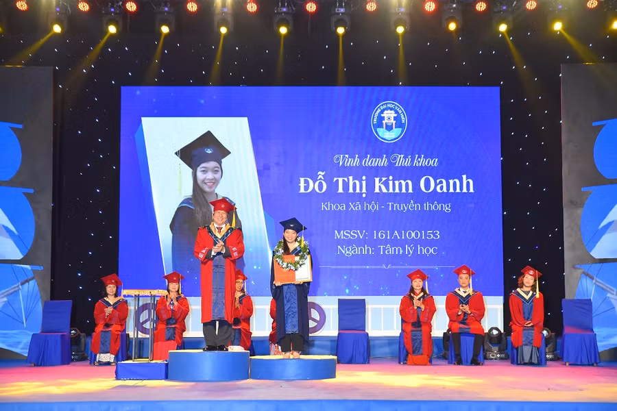 TS Từ Minh Thiện – Hiệu trưởng Trường ĐH Văn Hiến trao bằng tốt nghiệp cho một tân cử nhân